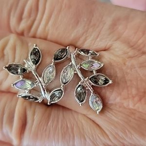 Beautiful size 8 ring with crystals